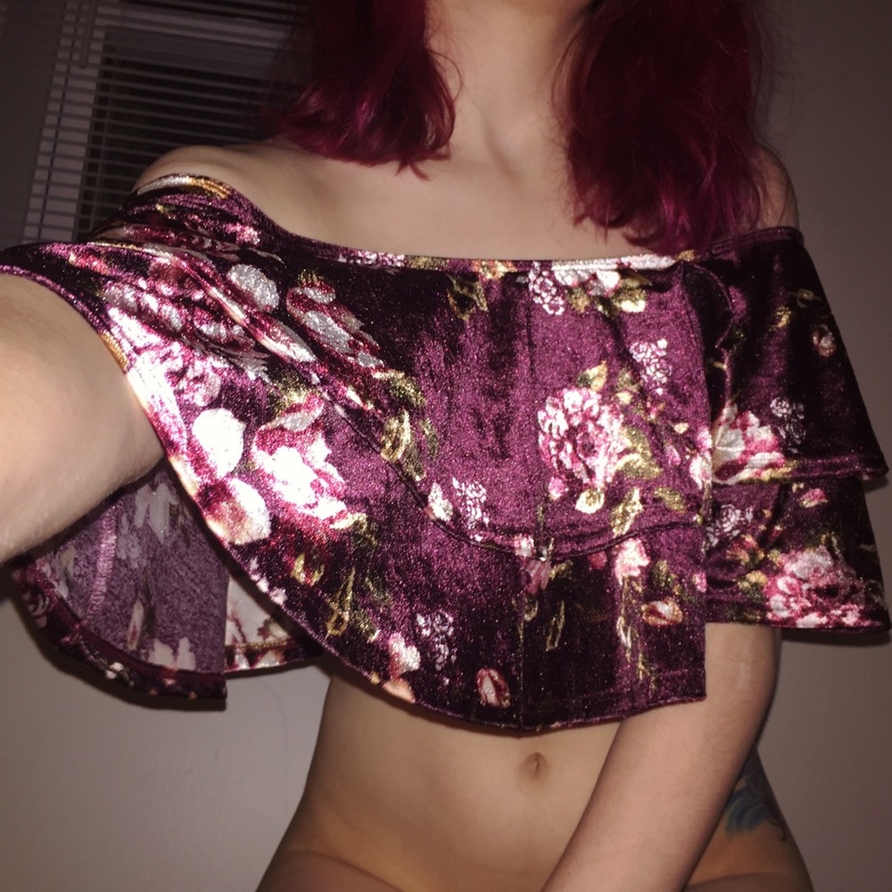 Pretty velvet crop top with a floral print 🌸